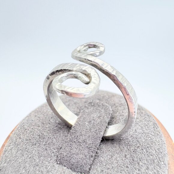 VTG Sterling Silver 925 Spiral Design Hammered Texture Bypass Ring Size 8.5 - Picture 3 of 7